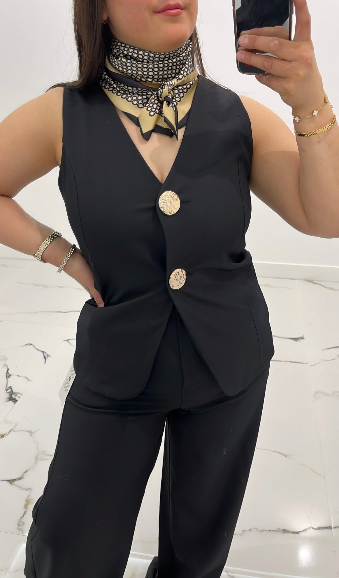 Tailleur sans manches élégant – Bouton doré