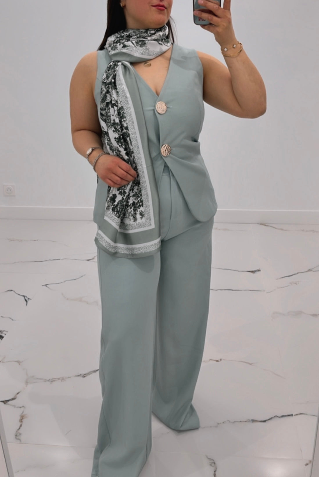 Tailleur sans manches élégant – Bouton doré