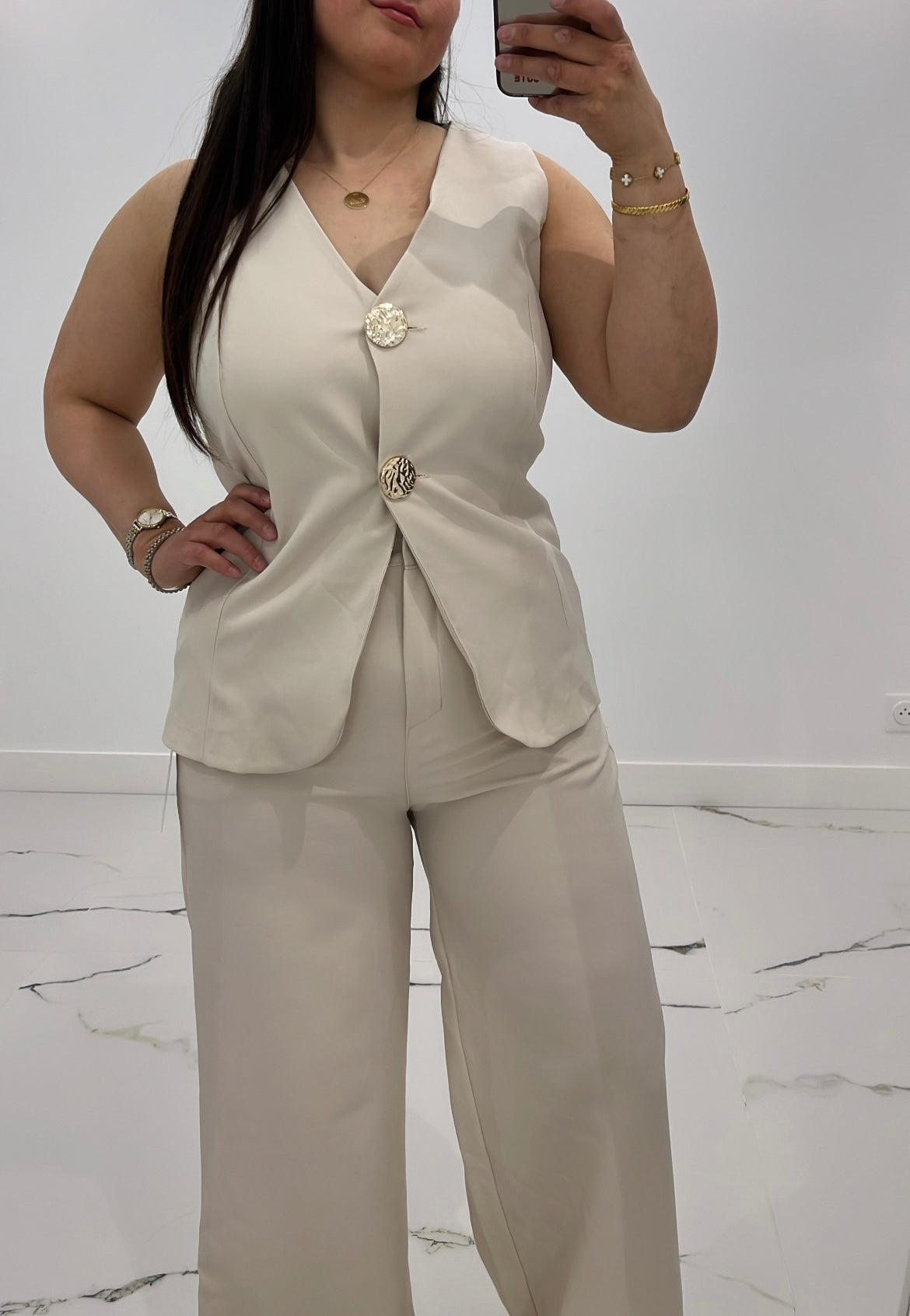 Tailleur sans manches élégant – Bouton doré