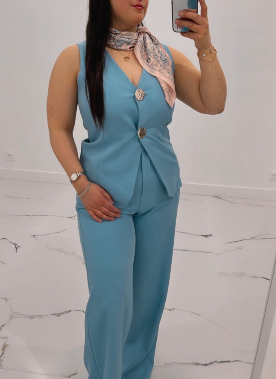 Tailleur femme sans manches élégant – Bouton doré