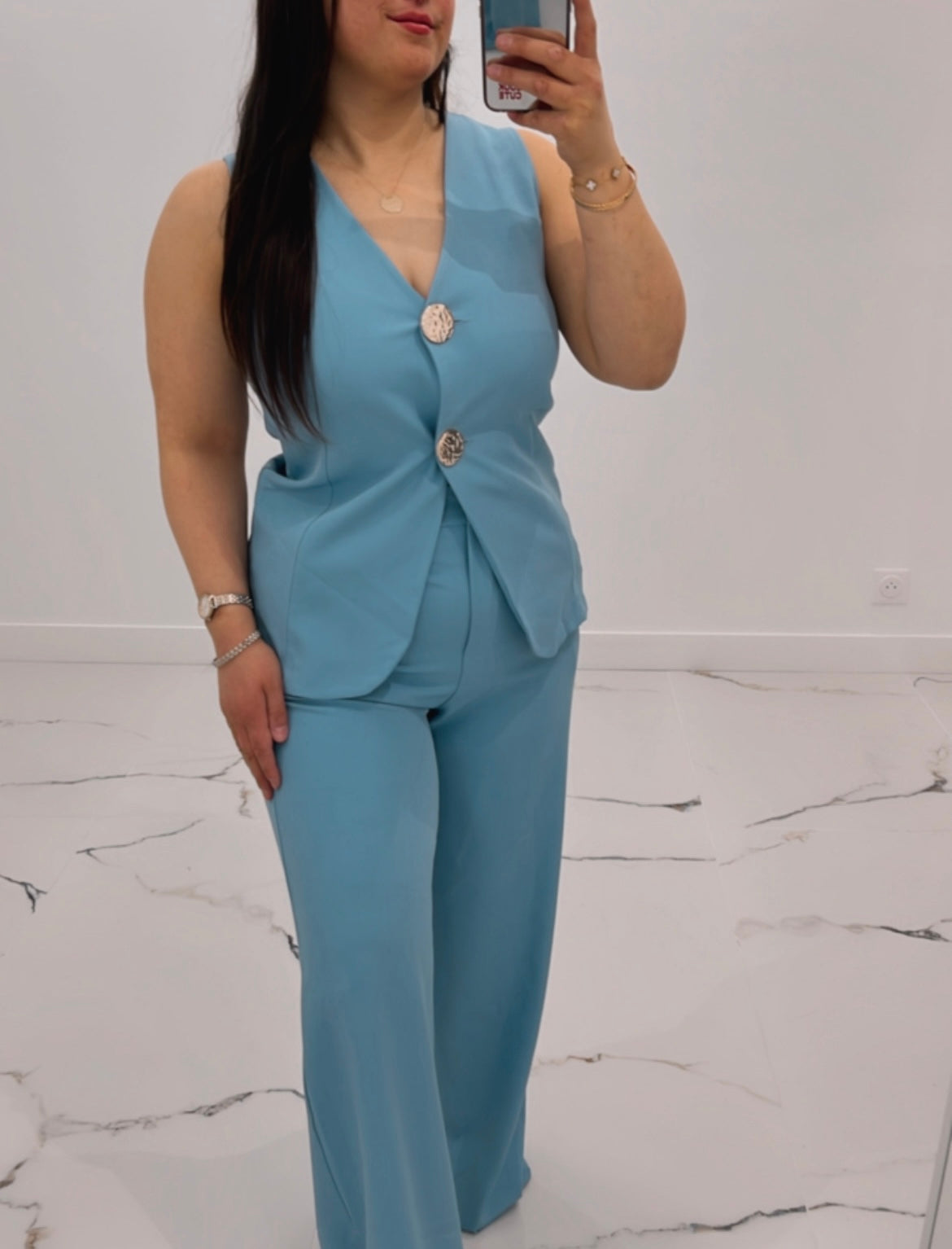 Tailleur femme sans manches élégant – Bouton doré