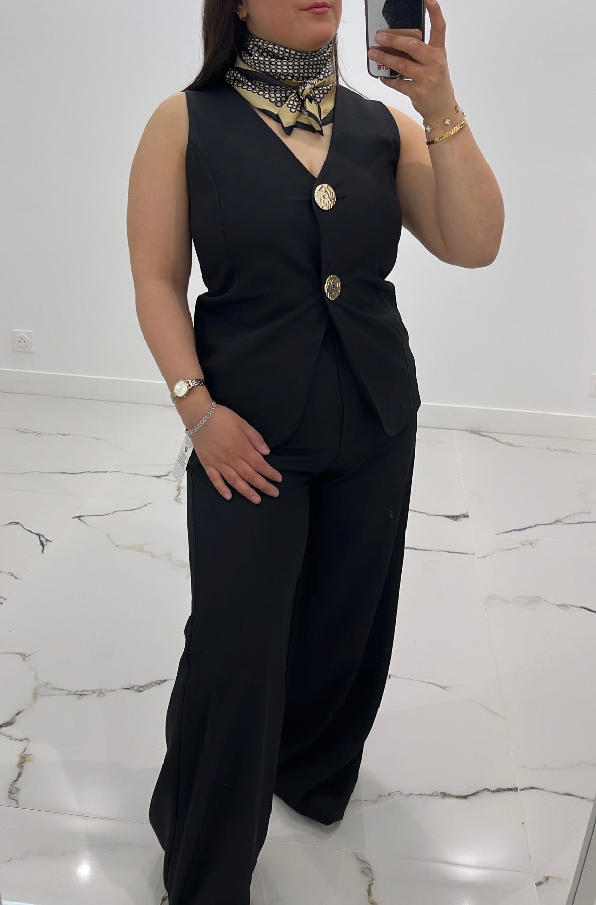 Tailleur sans manches élégant – Bouton doré