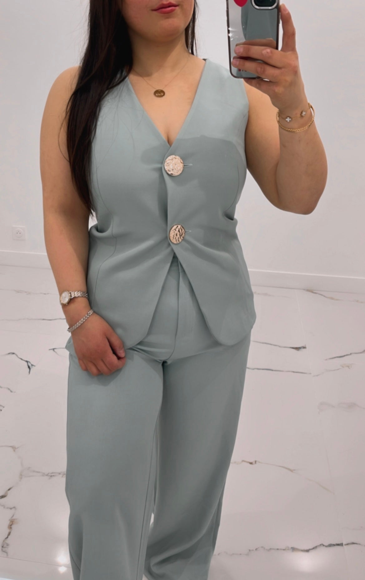 Tailleur sans manches élégant – Bouton doré