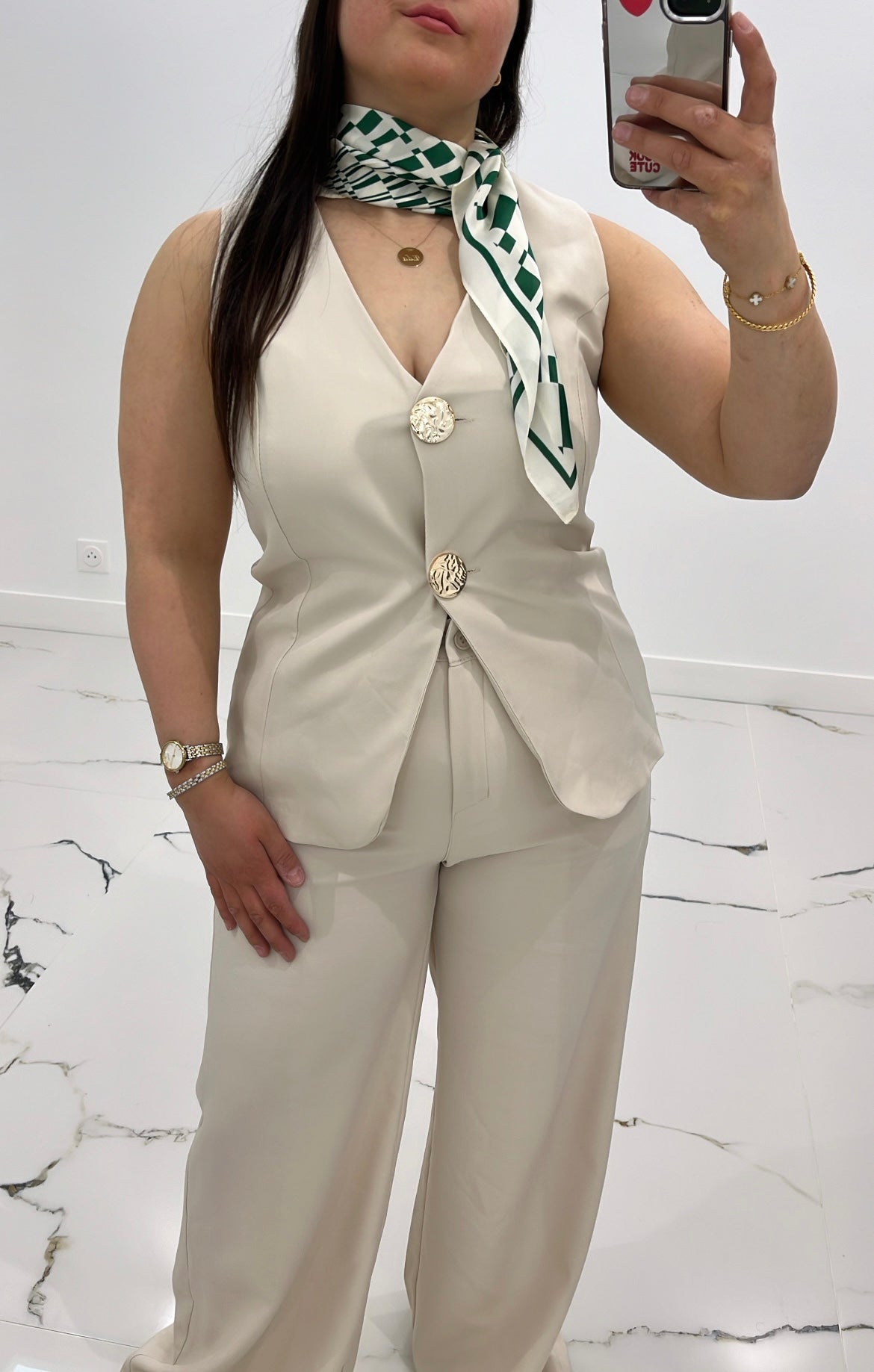 Tailleur sans manches élégant – Bouton doré